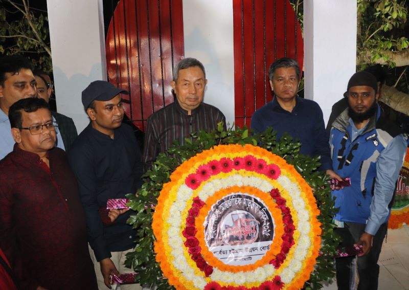 পার্বত্য চট্টগ্রাম উন্নয়ন বোর্ডের চেয়ারম্যানের ভাষা শহিদদের শ্রদ্ধা নিবেদন